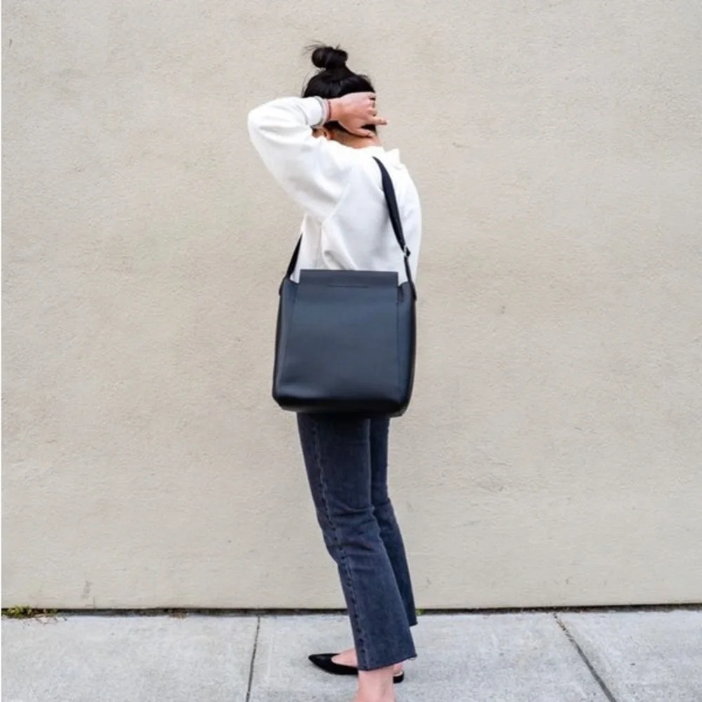 Everlane The Form Black Leather Adjustable Strap Bag - Picture 7 of 9